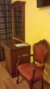 ローマにあるPitagora Houseの椅子(鏡付きデスクの横)