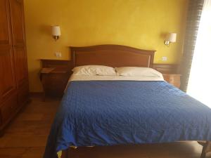 ローマにあるPitagora Houseのベッドルーム1室(青いベッドカバー、白い枕付)