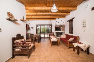 duży salon z drewnianymi sufitami i meblami w obiekcie ARADENA TRADITIONAL House 4 w mieście Arádhaina