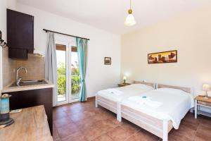 Posteľ alebo postele v izbe v ubytovaní Voukelari Rooms