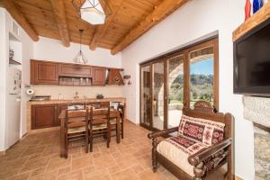 kuchnia i jadalnia ze stołem i krzesłami w obiekcie ARADENA TRADITIONAL House 4 w mieście Arádhaina