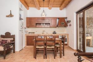 kuchnia z drewnianymi szafkami oraz stołem i krzesłami w obiekcie ARADENA TRADITIONAL House 4 w mieście Arádhaina +20 zdjęć