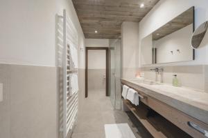 Kúpeľňa v ubytovaní Hotel Schwarzer Adler - Sport & Spa