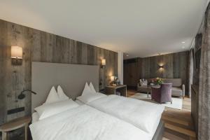 Giường trong phòng chung tại Hotel Schwarzer Adler - Sport & Spa
