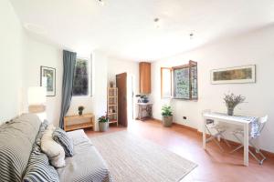 a living room with a bed and a desk at FIESSE COTTAGE in Manarola