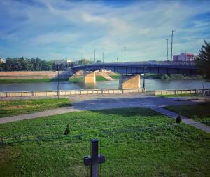 View of a river running close to az apartmanhoteleket