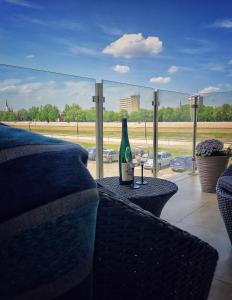 A seating area at Moment Apartments