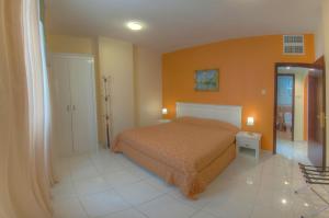 Postel nebo postele na pokoji v ubytování Al Maha Regency Hotel Suites - Managed by Aoudi Consultants