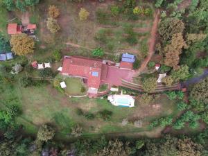 una vista aerea di una casa con cortile di 'L Ramassin a Busca