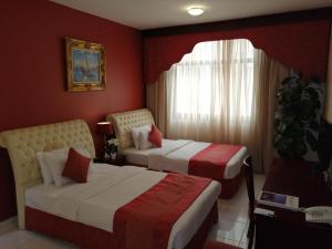 Postel nebo postele na pokoji v ubytování Al Maha Regency Hotel Suites - Managed by Aoudi Consultants