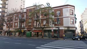 Foto de la galería de Excelente departamento con balcón a la calle sobre avenida en Buenos Aires