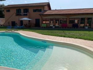 Bazén v ubytování Villa Giuseppe Bernabei Guest House nebo v jeho okolí