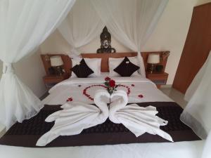 Ein Bett oder Betten in einem Zimmer der Unterkunft The Satya Villa