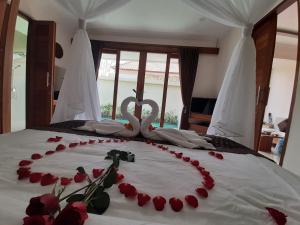 Ein Bett oder Betten in einem Zimmer der Unterkunft The Satya Villa