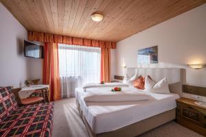 una camera d'albergo con due letti e una finestra di Gasthof Pension Berghof a Hippach