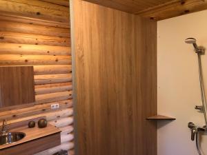 Bilik mandi di Boomstamhuis High Chaparral +45 gambar