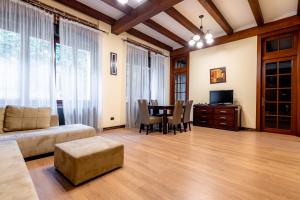 Μια τηλεόραση ή/και κέντρο ψυχαγωγίας στο Apartamente Lux Unirii