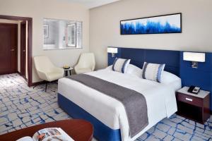 Postel nebo postele na pokoji v ubytování Mövenpick Hotel & Apartments Bur Dubai