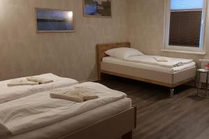 1 Schlafzimmer mit 2 Betten und einem Fenster in der Unterkunft Stolpseeblick in Himmelpfort
