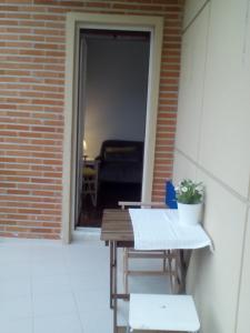 a patio with a table and a potted plant on it at Precioso, luminoso y cómodo in Castro-Urdiales