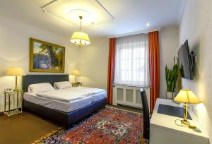 Postel nebo postele na pokoji v ubytování Hotel Adler