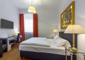 Postel nebo postele na pokoji v ubytování Hotel Adler