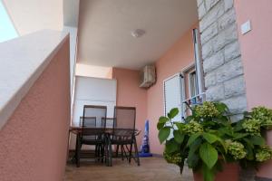- Balcón con mesa y sillas en una casa en Apartments Čobanov en Primošten