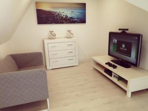a living room with a tv and a couch at De Luxe Blue Mare in Łukęcin