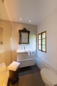 Et badeværelse på Maison XIXe et Jardin en Intramuros