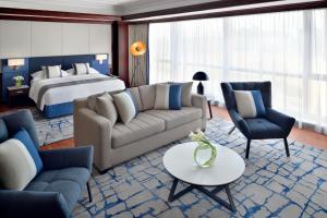 Postel nebo postele na pokoji v ubytování Mövenpick Hotel & Apartments Bur Dubai