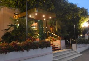 ein Gebäude mit Treppen, Blumen und Lichtern in der Unterkunft Hotel Giardinetto in Desenzano del Garda