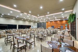 Um restaurante ou outro lugar para comer em Viale Cataratas Hotel & Eventos