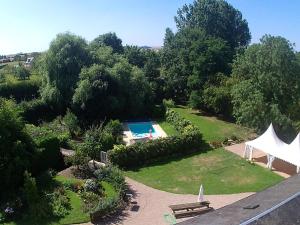 een luchtzicht op een tuin met een zwembad bij yourte Coeur de Combray in Ernes