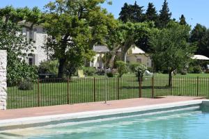 Caumont-sur-DuranceにあるLa Bastide des Amouriersの家の前のプール付き柵