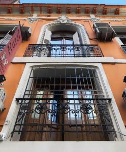 布宜諾斯艾利斯的住宿－Derby Home Hotel，带有铁门的建筑物入口