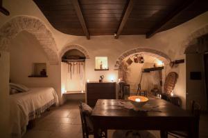 sypialnia z łóżkiem i stołem w pokoju w obiekcie Rione Pentimi w Alberobello