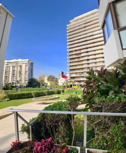 a view of a building and some plants and flowers at Vista al Mar Departamento - Edificio Acapulco in Viña del Mar +10 photos