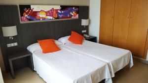 Postel nebo postele na pokoji v ubytování Alcocebre Suites Hotel
