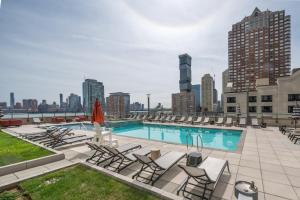 Swimming pool sa o malapit sa Global Luxury Suites Downtown Jersey City