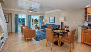 Uma área de estar em Divi Southwinds Beach Resort