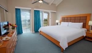 Cama ou camas em um quarto em Divi Southwinds Beach Resort mais 24 fotos