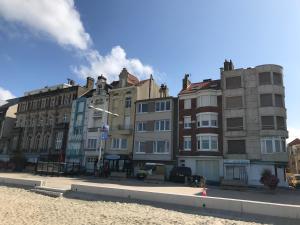 una fila di edifici sulla spiaggia vicino alla sabbia di Belle Rade Les pieds dans l'eau a Dunkerque