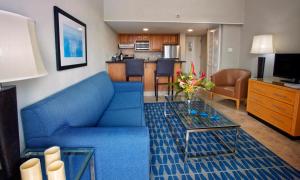 Uma TV ou centro de entretenimento em Divi Southwinds Beach Resort