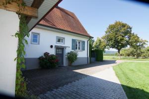 una casa bianca con un vialetto di mattoni di Bed & Breakfast mit Charme- Aux2platanes- Außergewöhnlich schön am Bodensee a Salem