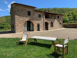 a table and two chairs in front of a building at Villa Pie Vecchia in Greve in Chianti