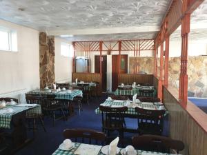 um restaurante com mesas e cadeiras num quarto em Tower House Hotel em Reading