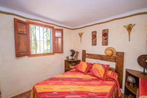 Giường trong phòng chung tại Cubo's Casa Rural Jacaranda