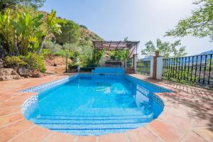 - une piscine dans une arrière-cour avec une clôture dans l'établissement Cubo's Casa Rural Jacaranda, à Guaro