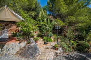 Gallery image of Cubo's Casa Rural Jacaranda in Guaro +16 photos