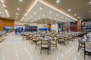 Um restaurante ou outro lugar para comer em Viale Cataratas Hotel & Eventos
